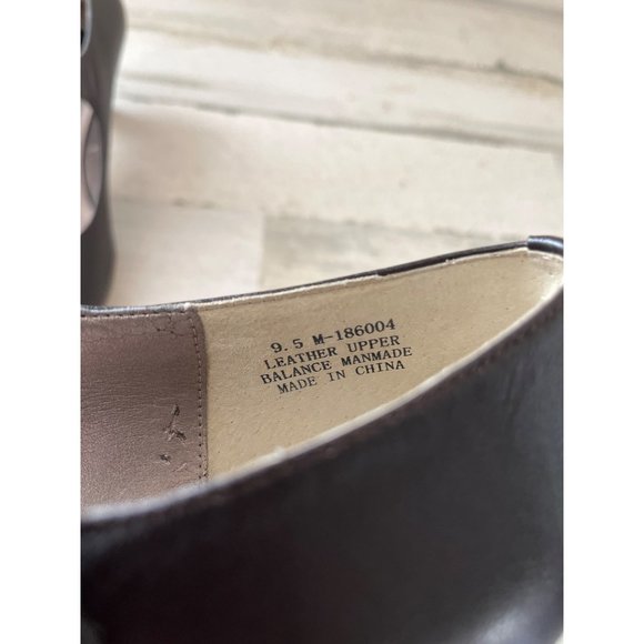 Array women’s brown closed toe heels - Picture 8 of 8